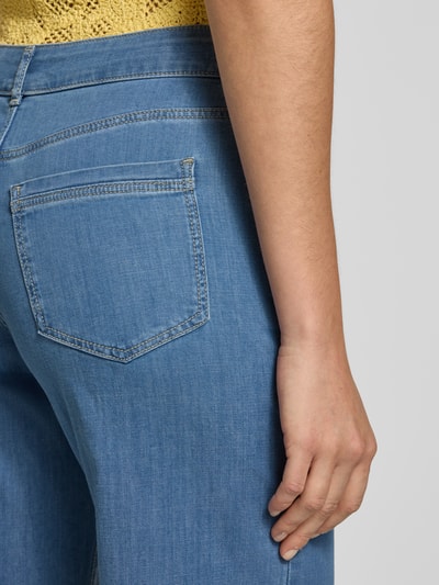 Frauenmodel trägt Culotte im 5-Pocket-Design von Christian Berg Woman, blauer Baumwoll-Mix, Wide Leg Fit, Detailaufnahme Rückansicht.