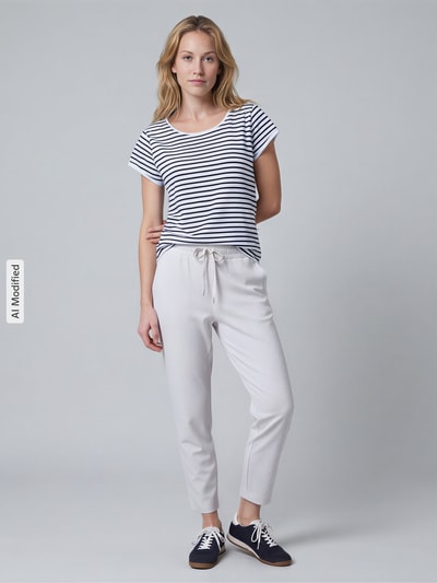 Frauenmodel trägt Sweatpants mit Paspeltaschen am Gesäß von Christian Berg Woman in Unifarben, lockerer Schnitt, Ganzkörperansicht von vorne.
