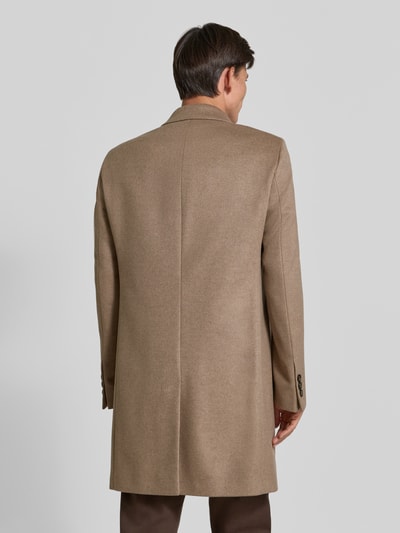 Männermodel trägt Slim Fit Mantel aus Woll-Kaschmir-Mix Modell 'H-Hyde-264' von BOSS in Beige, glatte Textur, Ganzkörperansicht Rückansicht.