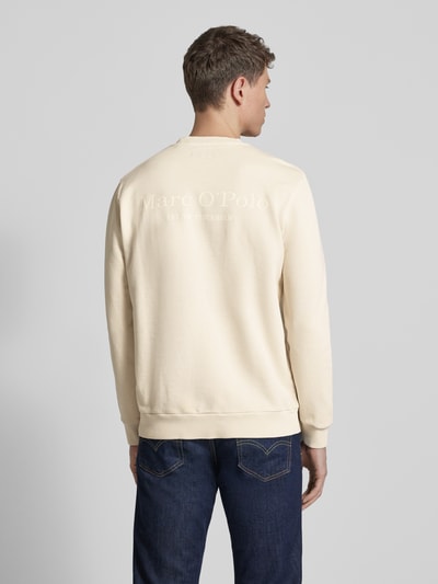 Männermodel trägt Regular Fit Sweatjacke aus reiner Baumwolle von Marc O'Polo, unifarben, langarm, Rückansicht Ganzkörperansicht.