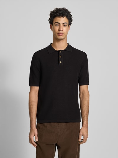 Männermodel trägt Regular Fit Poloshirt aus reiner Baumwolle Modell 'ERIC' von Only & Sons, Optik: Unifarben, Struktur, Polokragen, Kurzarm, Materialverarbeitung: Strick, Ganzkörperansicht von vorne.