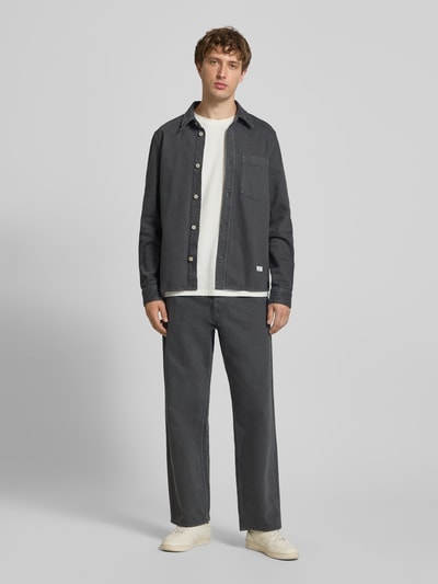 Männermodel trägt Regular Fit Hemdjacke aus reiner Baumwolle von Marc O'Polo in Dunkelgrau, lockere Passform, Ganzkörperansicht von vorne. Kontext: Herren Hemdjacke von Marc O'Polo DENIM.