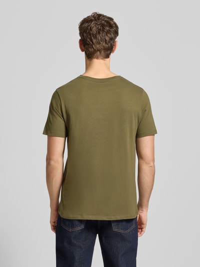 Männermodel trägt T-Shirt mit Label-Stitching von Levi's®, reine Baumwolle, Regular-Fit, olivgrün, Rückenlänge 68 cm, Ganzkörperansicht Rückansicht.
