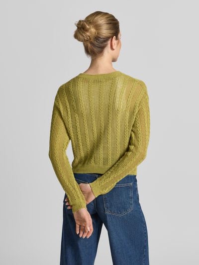 Frauenmodel trägt Strickjacke mit V-Ausschnitt Modell 'ROSI' von Mango in Gelbgrün, Baumwoll-Mix, lockere Passform, Rückansicht, Ganzkörperansicht.