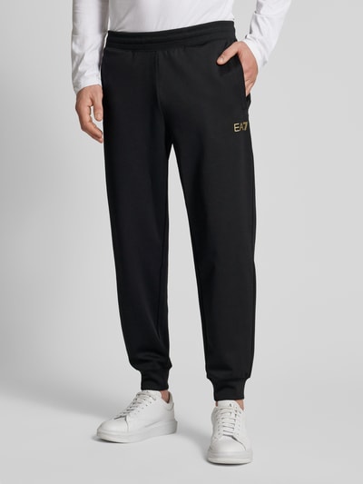 EA7 Emporio Armani Sweatpants mit Label-Print Modell 'TRAIN' Black 6