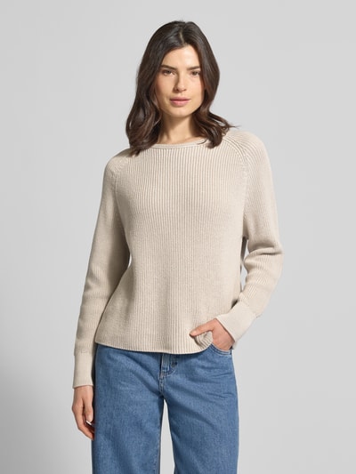 Frauenmodel trägt Regular Fit Strickpullover aus reiner Baumwolle von Marc O'Polo, Optik: Unifarben, Materialverarbeitung: Strick, Ganzkörperansicht von vorne.