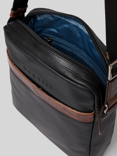 Produktfoto, schoudertas met ritssluitingdetail, labeldetail, verstelbare schouderband, zwart leer, blauw gevoerd, Model 'Corso Deluxe' van bugatti, Heren, Breedte 22 cm, Lengte 27 cm, Diepte 8 cm, bandlengte 90 cm