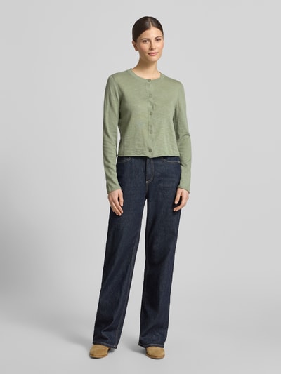 Frauenmodel trägt Regular Fit Cardigan aus Baumwolle-Leinen-Mix von Marc O'Polo, unifarben, Feinstrick, mit Knopfleiste, Ganzkörperansicht von vorne.