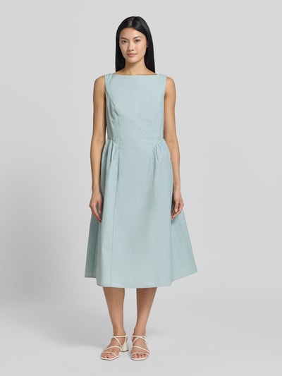 Frauenmodel trägt Midikleid mit rückseitigen Smok-Details von Christian Berg Woman Selection, hellblau, A-Linie, Material-Mix, Ganzkörperansicht von vorne.