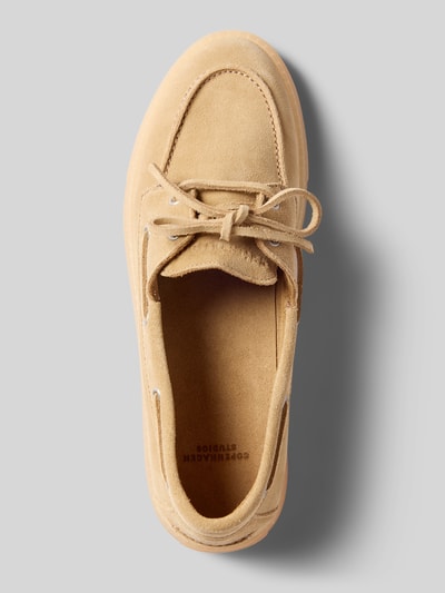 Produktfoto, Schnürschuhe aus echtem Leder von Copenhagen w kolorze beżowym, zaokrąglony kształt, sznurowanie, skórzana faktura, strukturalna podeszwa, wysokość obcasa 2 cm, wysokość cholewki 6 cm, szerokość w rozmiarze 40: 12 cm