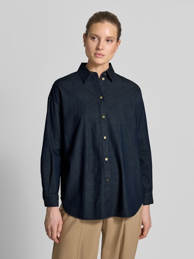 Frauenmodel trägt Relaxed Fit Hemdbluse in Denim-Optik von ARMANI EXCHANGE, dunkelblau, reine Baumwolle, Knopfleiste, Ganzkörperansicht von vorne.