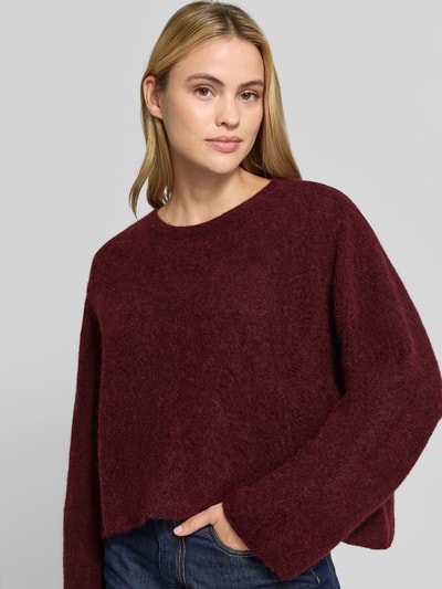 Frauenmodel trägt Strickpullover aus Alpaka-Leinen-Mix Modell 'VITOW' von American Vintage in Bordeaux, lockere Passform, Nahaufnahme Oberkörper. Damen Strickpullover, Rundhalsausschnitt, Stretch-Anteil.
