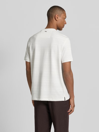 Mannenmodel draagt T-shirt met structuurpatroon en ronde hals van guess, katoenmix, regular fit, ruglengte bij maat M 74 cm, geheel achteraanzicht