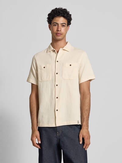 Männermodel trägt Regular Fit Freizeithemd mit Kentkragen und Brusttaschen von Superdry, Reine Baumwolle, Strukturmuster, Ganzkörperansicht von vorne.