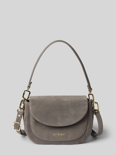 Produktfoto, Crossbody Bag aus reinem Kalbsleder Modell 'Big Sister' von Hey Marly in Taupe mit goldfarbenen Details, glatte Textur, abnehmbarer Schulterriemen, Logo-Detail, Hauptfach mit Reißverschluss