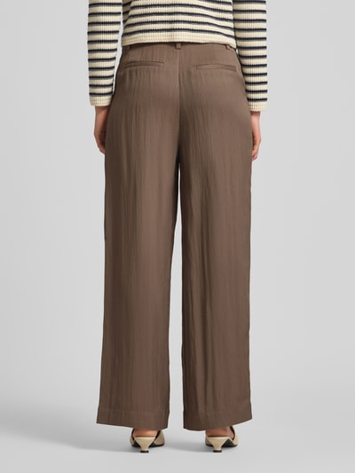 Frauenmodel trägt Regular Fit Stoffhose aus Lyocell-Mix mit Viskose-Anteil von Fynch-Hatton, braun, lockerer Schnitt, Bundfalten, Ganzkörperansicht Rückansicht.
