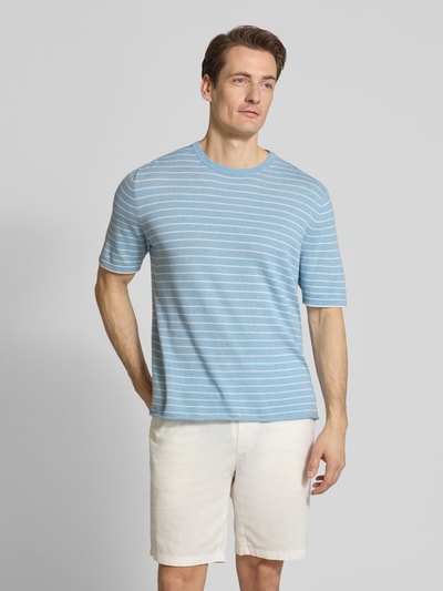 Männermodel trägt T-shirt in tricotlook met kasjmier van FTC Cashmere, mix van katoen en lyocell, recht model, halflange mouwen, ruglengte 65 cm, heren. Ganzkörperansicht van voren.
