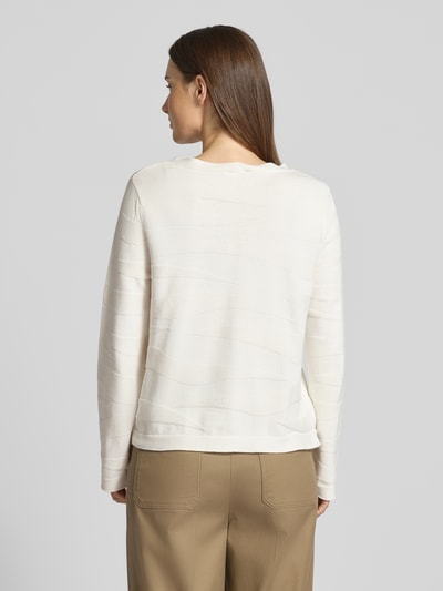 Frauenmodel trägt Regular Fit Pullover aus reiner Baumwolle von Tom Tailor, unifarben, Strukturmuster, Feinstrick, Ganzkörperansicht Rückansicht.