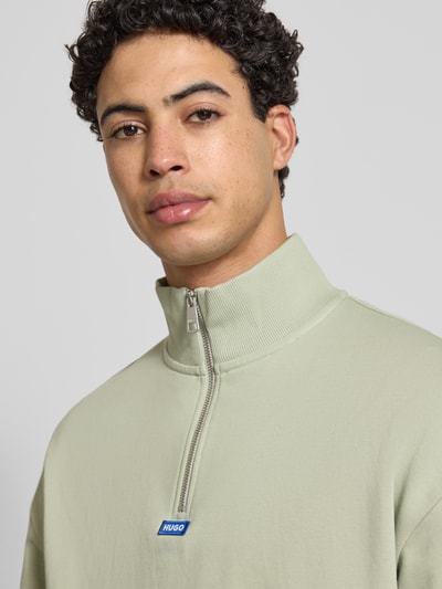 Męski model nosi Regular Fit Troyer aus reiner Baumwolle Modell 'NEELER' od Hugo Blue, jednolity kolor, bawełna, detal z logo, zamek, perspektywa: zbliżenie na górną część ciała.