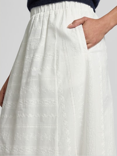 Frauenmodel trägt Maxirock mit Stitchings und elastischem Bund von Lanius aus Reine Baumwolle, A-Linie, Nahaufnahme Oberkörper.