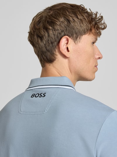 Männermodel trägt Regular Fit Poloshirt aus Baumwoll-Mix Modell 'PADDY PRO' von BOSS für BOSS Green, Nahaufnahme Rückansicht.