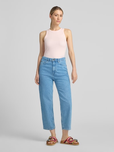 Vrouwenmodel draagt Jeans met steekzakken model 'JOYBIRD' van American Vintage, pure katoen, regular fit, lichtblauw, Ganzichaansicht van voren.