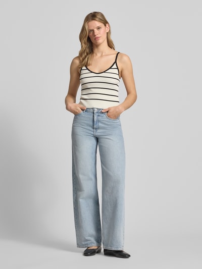 Frauenmodel trägt Crop Top aus Viskose-Mix Modell 'ESTHER' von JJXX, gestreift, Cropped, V-Ausschnitt, Spaghettiträger, Ganzkörperansicht von vorne. Damen Trägertop, Rückenlänge bei Größe S: 48 cm.
