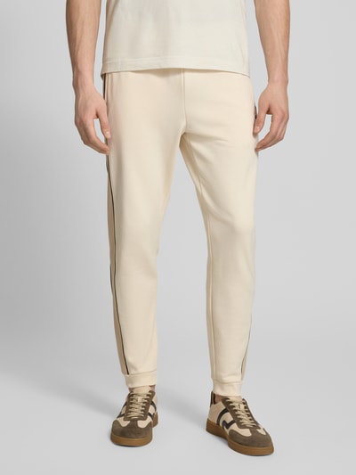 Männermodel trägt Regular Fit Sweatpants aus reiner Baumwolle von Lacoste, dwukolorowy, krój regular fit, naszywka z logo, wpuszczane kieszenie, dzianina dresowa, bawełna, Ganzkörperansicht von vorne.