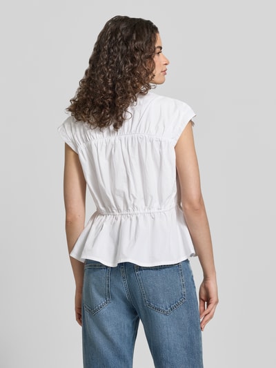 Frauenmodel trägt Blusentop mit V-Ausschnitt und Schnürung von Jake*s Casual aus Reiner Baumwolle, Taillierter Schnitt, Rückenlänge 54 cm, Weiß, Ganzkörperansicht Rückansicht.