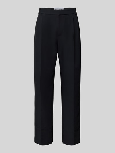 Produktfoto, schwarze Straight Fit Stoffhose mit Bundfalten von SEIDENSTICKER STUDIO, elastischer Material-Mix, Gürtelschlaufen, Eingriff- und Gesäßtaschen, strukturierte glatte Oberfläche, 81 cm Innenbeinlänge und 44 cm Bundweite bei Größe M