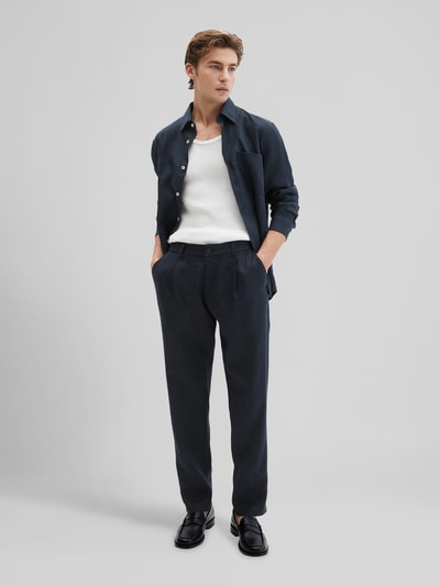 Männermodel trägt Tapered Leinenhose mit Gürtelschlaufen Modell 'OSBY JOGGER' von Marc O'Polo in Unifarben, Material: Leinen, Ganzkörperansicht von vorne.