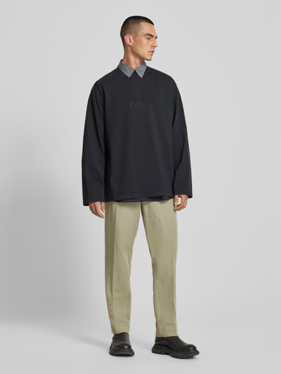 Mannelijk model draagt Straight Fit broek uit linnenmix van Filippa K in lichtbeige met persplooien, steek- en achterzakken, elastische band, mix van katoen en linnen, binnenbeenlengte maat 50 80 cm, bandwijdte maat 50 42 cm, heren broek, geheel aanzicht van voren.