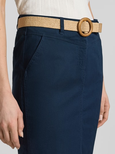 Frauenmodel trägt Knielanger Rock mit Gürtel und Gesäßtaschen von Christian Berg Woman, Dunkelblau, Baumwoll-Mix mit Stretch-Anteil, Gerader-Schnitt, Knopf-Reißverschluss, Bundweite 40 cm, Nahaufnahme Oberkörper.
