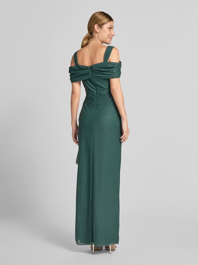 Frauenmodel trägt Empire Abendkleid aus Chiffon von Vera Mont in Smaragdgrün mit schimmernder Textur, Ganzkörperansicht Rückansicht.