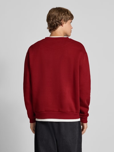 KARL KANI Sweatshirt mit Rundhalsausschnitt und Label-Stitching Dunkelrot 5