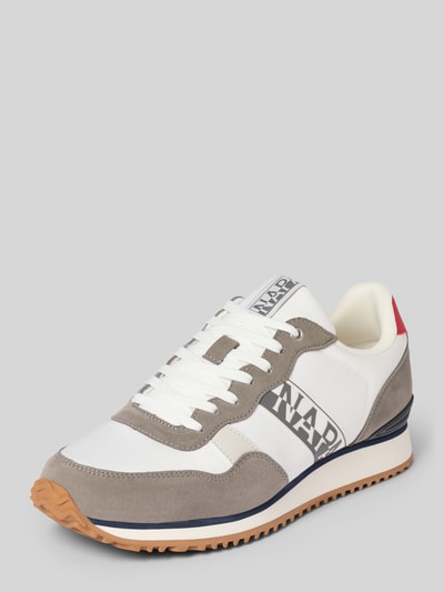 Produktfoto, Sneaker mit Label-Details Modell 'COSMOS' von Napapijri in Weiß, Grau und Rot, abgerundete Spitze, Gummisohle, Schnürung, sportliche Textur