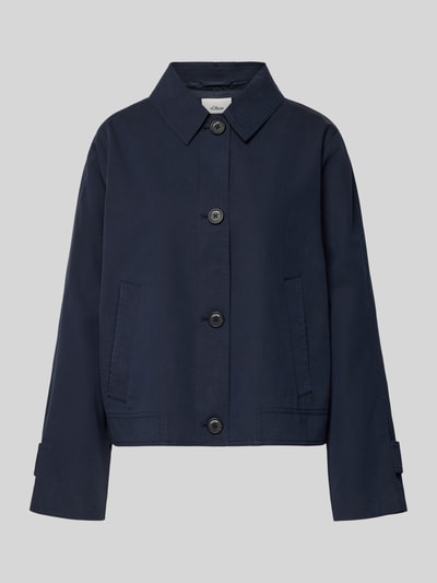 Produktfoto, Regular Fit Trenchcoat aus Baumwoll-Lyocell-Mix von s.Oliver RED LABEL in effen donkerblauw, twill structuur, korte lengte, platte kraag, eenrijige knoopsluiting, lange mouw met verstelbare mouwboord, zij-steekzakken, labelapplicatie, materiaalverwerking: mix van katoen en lyocell.