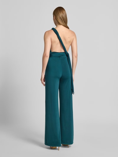 Frauenmodel trägt Jumpsuit mit rückseitig gekreuzten Trägern von Rose Avenue in Petrol, Regular Fit, glatter Stoff, Ganzkörperansicht Rückansicht.