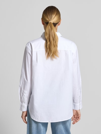 Frauenmodel trägt Oversized Hemdbluse aus reiner Baumwolle von Marc O'Polo, Optik: Unifarben, Passform: Oversized, Materialverarbeitung: Popeline, Ganzkörperansicht Rückansicht.
