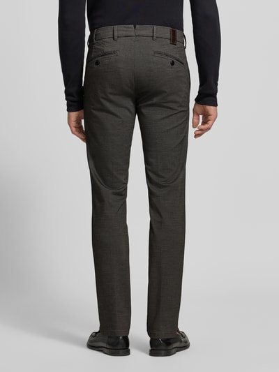 Männermodel trägt dunkelgraue Regular Fit Chino aus Baumwoll-Mix Modell 'Lupus' von MMX, Herren Chino, Ganzkörperansicht Rückansicht.