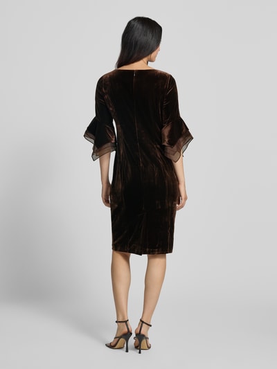 Frauenmodel trägt Abendkleid aus Samt mit Rundhalsausschnitt von Adrianna Papell, brauner Material-Mix, tailliert, Rückansicht, KI-modifiziertes Bild.