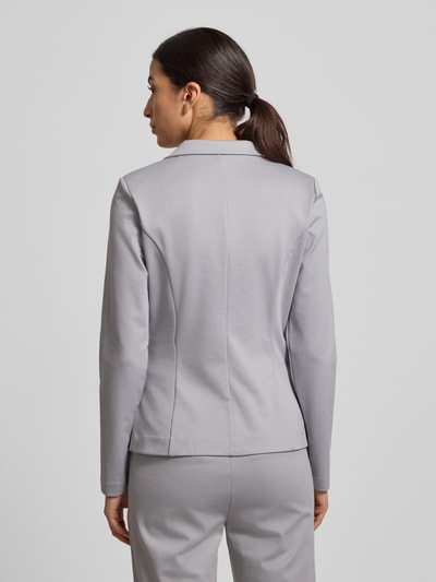 Frauenmodel trägt Blazer mit Reverskragen Modell 'KATE' von ICHI in Hellgrau, Regular Fit, Rückenansicht, Ganzkörperansicht Rückansicht. Material-Mix mit Viskose-Anteil, Knopfverschluss, Paspeltaschen.