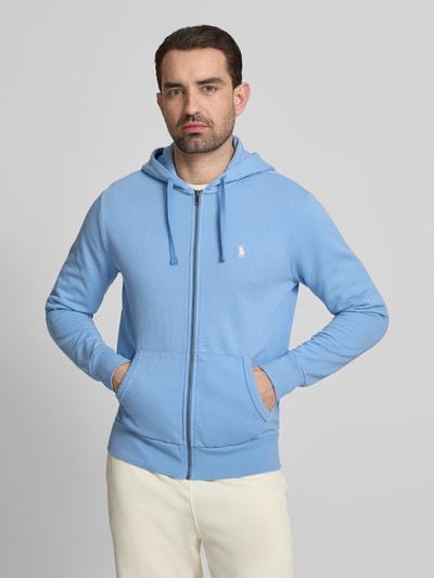 Männermodel trägt Regular Fit Sweatjacke aus reiner Baumwolle von Polo Ralph Lauren in Optik: Unifarben, Ganzkörperansicht von vorne.