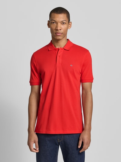 Männermodel trägt Regular Fit Poloshirt mit Stitching von Christian Berg Men in Rot, reine Baumwolle, Knopfleiste, Ganzkörperansicht von vorne.
