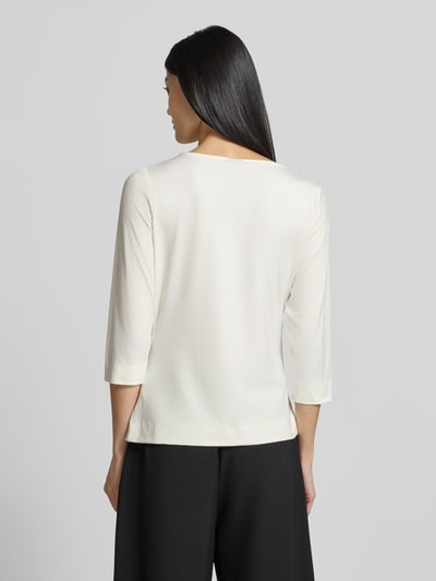 Frauenmodel trägt Regular Fit T-Shirt mit U-Boot-Ausschnitt von s.Oliver BLACK LABEL in Creme, glatte Oberfläche, lockere Passform, Ganzkörperansicht Rückansicht.