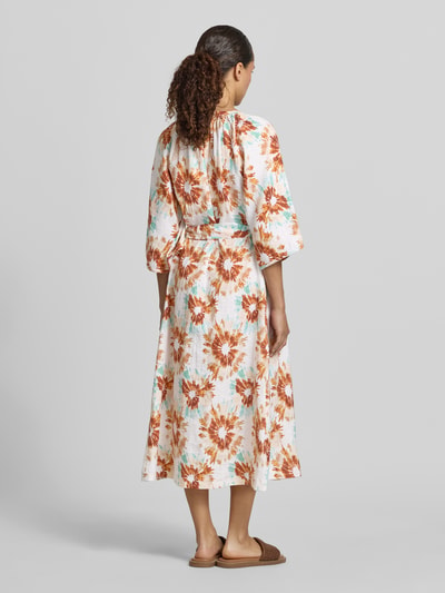 Frauenmodel trägt Leinenkleid im Allover-Look mit Bindegürtel von Christian Berg Woman, A-Linie, Midikleid; Ganzkörperansicht Rückansicht.