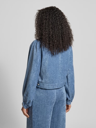 Frauenmodel trägt Blazer mit Knopfleiste Modell 'vally' von Gestuz, Regular-Fit, Hemdblusenkragen, Rückansicht, detailreiche Stofftextur. Ganzkörperansicht Rückansicht.