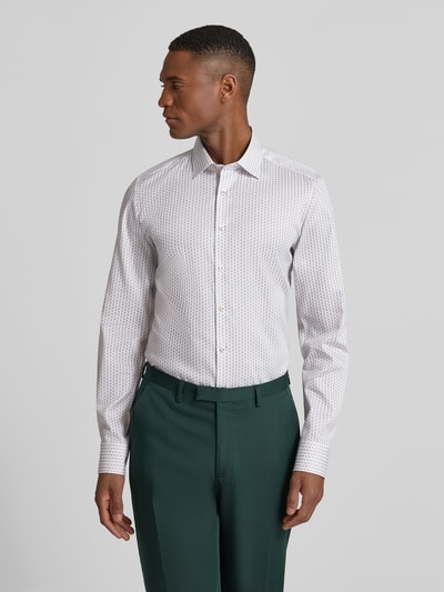 Männermodel trägt Slim Fit Businesshemd aus Baumwoll-Mix mit Kentkragen von OLYMP, weiß gemustert, Sportmanschetten, Ganzkörperansicht von vorne. Kontext: Herren Businesshemd, elastischer Baumwoll-Mix, Slim Fit, Kentkragen, Sportmanschetten, langärmeliges Design, durchgängige Knopfleiste, Rückenlänge Größe 40: 80 cm, Schulterbreite Größe 40: 44 cm, Ärmellänge Größe 40: 67 cm.
