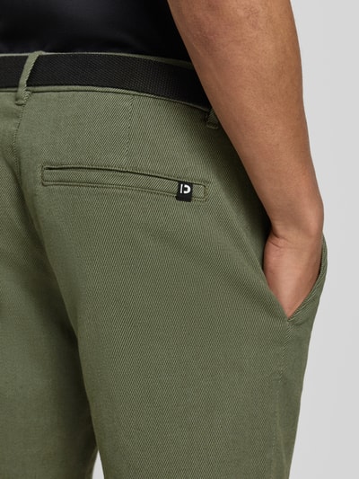 Männermodel trägt Regular Fit Chinoshorts aus Baumwoll-Mix von Tom Tailor Denim in Bi-Color Optik mit Gürtel, Nahaufnahme Gesäßbereich.