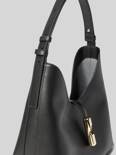 Productfoto, Handtasche aus echt leer Model 'GOCCIA' van FURLA in zwart met magneetsluiting, verstelbare schouderband, Hoofdvak, binnenvak met ritssluiting, Breedte maat 1: 24 cm, Lengte maat 1: 31 cm, Diepte maat 1: 17 cm, bandlengte maat 1: 42 cm, glad oppervlak, gouden sluiting, moderne vorm